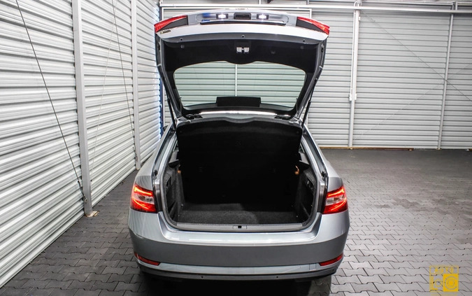 Skoda Superb cena 48888 przebieg: 293000, rok produkcji 2018 z Prochowice małe 379